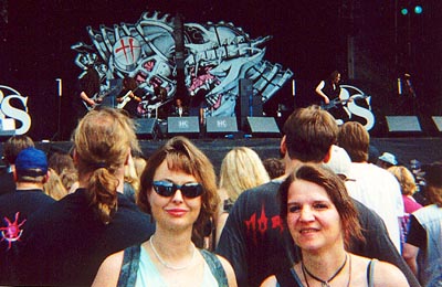 fans Annette and Karin in during the BS gig - 010629_01kk_04