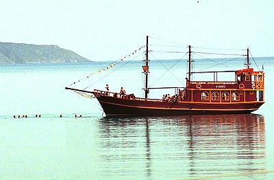 crete200501_03_almirida_boat