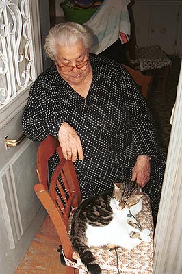 crete250501_29_rethymno_oldwoman_cat
