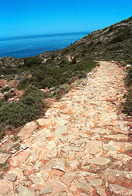 _crete310501_03_path_katholiko_monastery