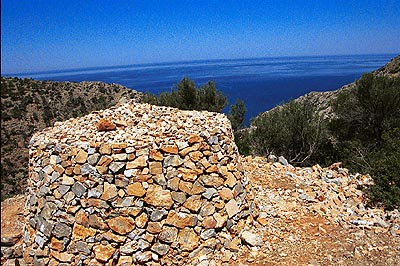 _crete310501_07_path_katholiko_monastery