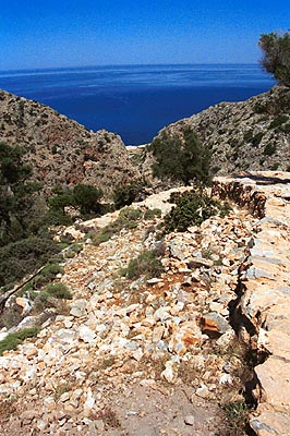 _crete310501_08_path_katholiko_monastery