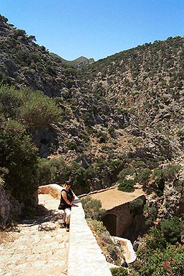 _crete310501_10_path_katholiko_monastery