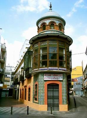 spain260902_04_algeciras_building_with_tiles
