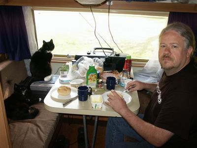 camping0503_12_breakfast