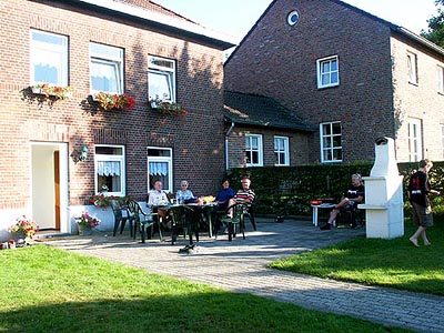 terhorst240803_92_bbq_frontyard